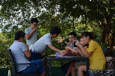 Eat fruit and play chinese chess