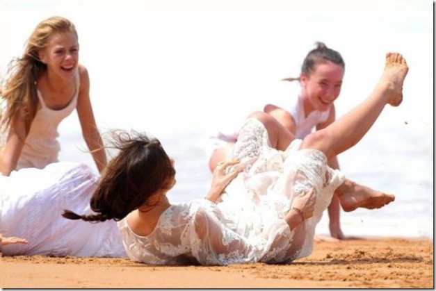 miranda-kerr-cartwheel-1