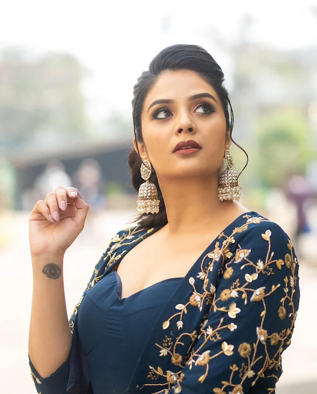 Anchor Sreemukhi stills