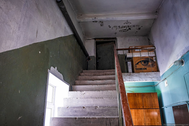 Лестница ведущая к чердачной двери