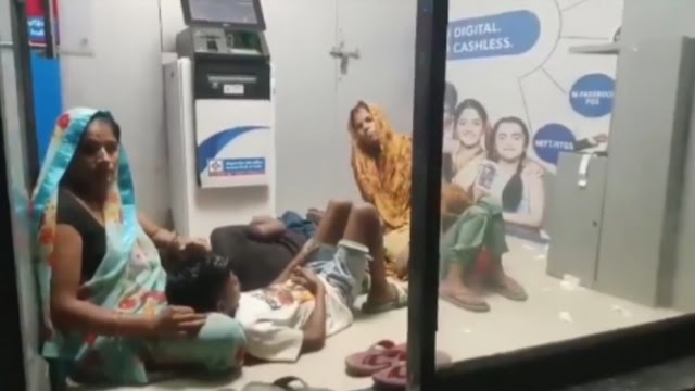 बिजली कटौती से परेशान होकर AC की ठंडी हवा के लिए ATM में सोया परिवार! झांसी की गर्मी और बिजली कटौती पर अखिलेश का तंज, वायरल हुआ वीडियो