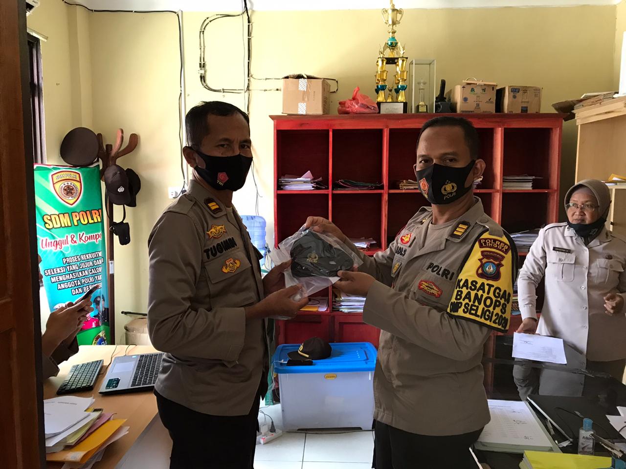 Jaga Kesehatan Personil, Bagsumda Polres Lingga Bagikan Masker