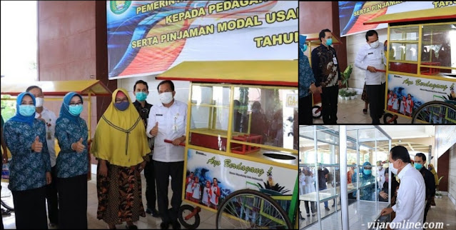 Pemkot Prabumulih Bersama Bank Sumsel Babel Menyerahkan Bantuan Gerobak Dan Etalase Kuliner