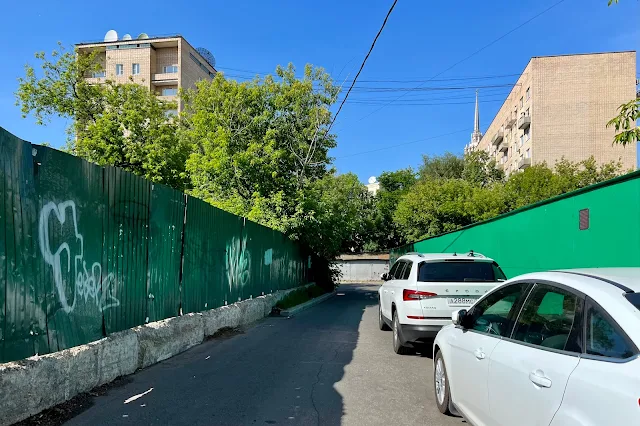 Большая Дорогомиловская улица, Малая Дорогомиловская улица, дворы, Дипломатический квартал Главного управления по обслуживанию дипломатического корпуса при Министерстве иностранных дел РФ, гаражи (автостоянка ЖСК «Международник»)