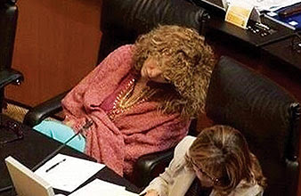 Beristain duerme en el Senado; la senadora perredista impone récord como la legisladora más faltista de Quintana Roo y la cuarta a nivel Nacional; nunca ha presentado una iniciativa; se la pasa durmiendo en la Cámara (foto)