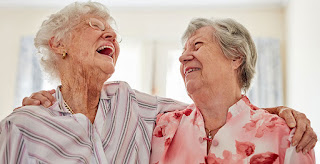 Los beneficios de la risa en los adultos mayores
