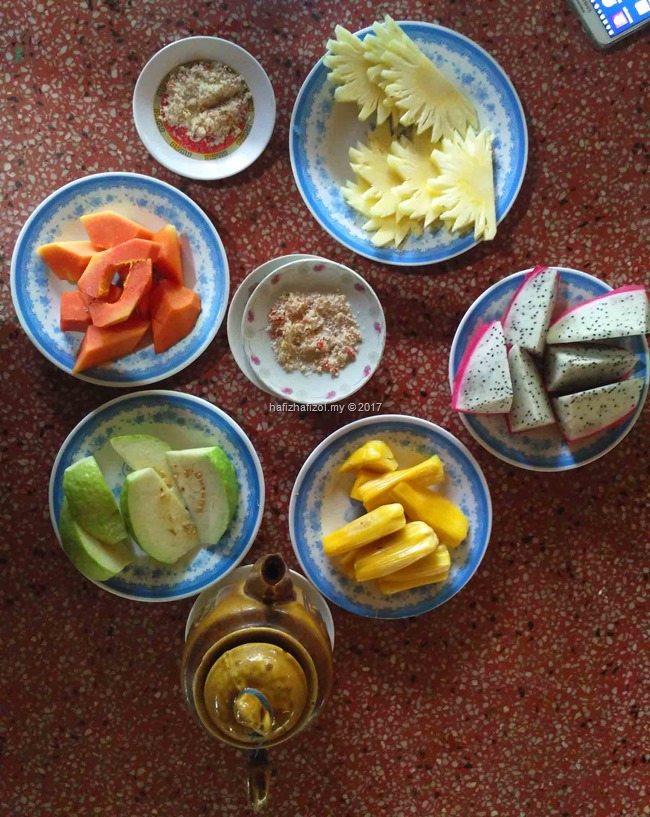 makan buah di sungai mekong