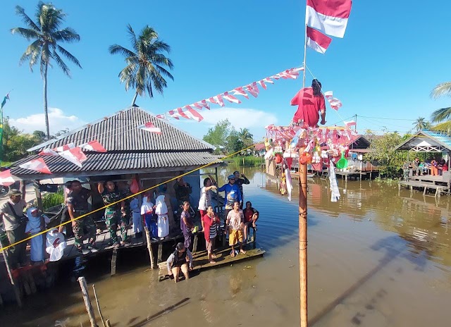 Begini Keseruan Ibu-ibu Sungai Gampa Lomba Panjat Pinang Begini Keseruan Ibu-ibu Sungai Gampa Lomba Panjat Pinang 