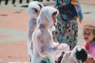 Baño de espuma en las fiestas de Retuerto