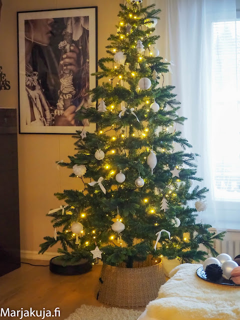 Bauhaus tekokuusi koristeltuna valkoisin koristein.