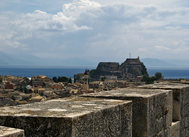 View of the old fortress of the New Fortress. Kerkira. Corfu. Вид на Старую крепость из Новой крепости. Керкира. Корфу. 