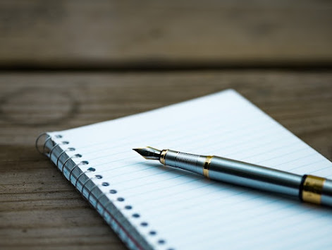 Libreta en blanco y bolígrafo en una mesa