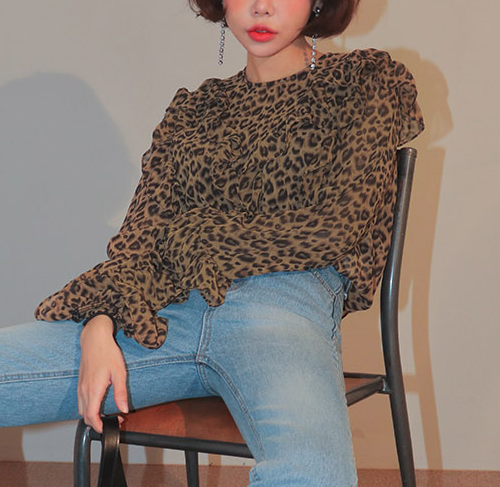 Frill-Trimmed Leopard Print Blouse