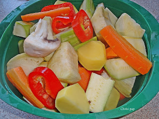 Διάφορα λαχανικα κομμένα σε κομμάτια σε λεκάνη πλαστική ,καρότ,πιπεριάμελιτζάνα πατάτα,κολοκυθάκι