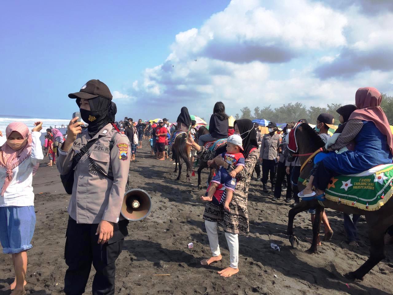 Waduh, Polwan Teriak-teriak Lewat Pengeras Suara di Pantai Suwuk