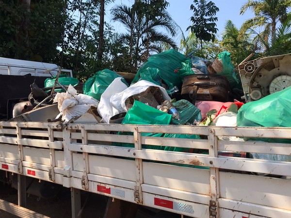 Em um dia, cerca de 5 toneladas de lixo são retiradas do Rio Tamarupá em Cacoal, RO