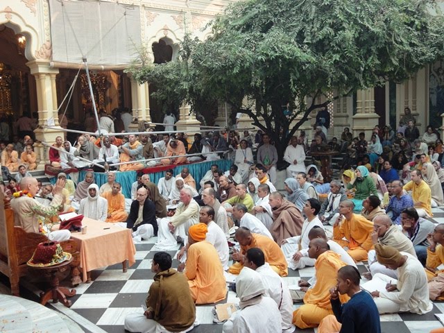 Sankarshan Das giving Srimad Bhagavatam Lecture, Vrindavan