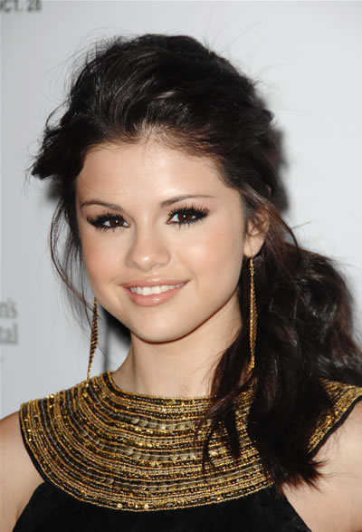 selena gomez curly hair short. Selena Gomez On The Red Carpet Short Curly Hair