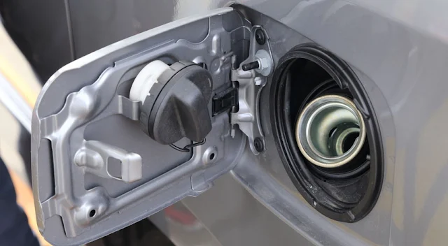 Der Tankdeckel des Autos kann auch dazu führen, dass die Check Engine-Leuchte aufleuchtet