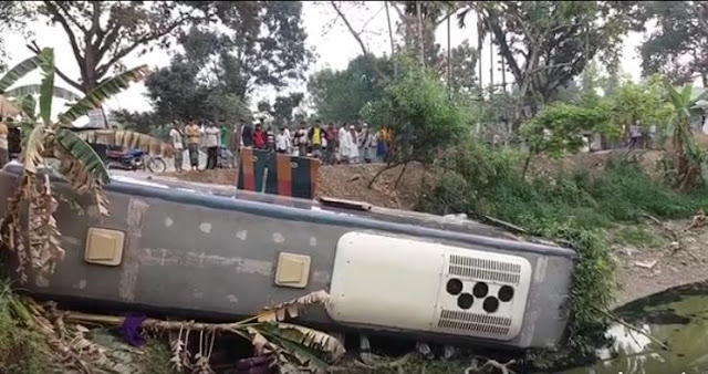 টাঙ্গাইলের ভূঞাপুরে যাত্রীবাহী এসি বাস খাদে পড়ে, আহত ১৩ পুলিশি তৎপরতায় রক্ষা পেলো ৫০ প্রাণ