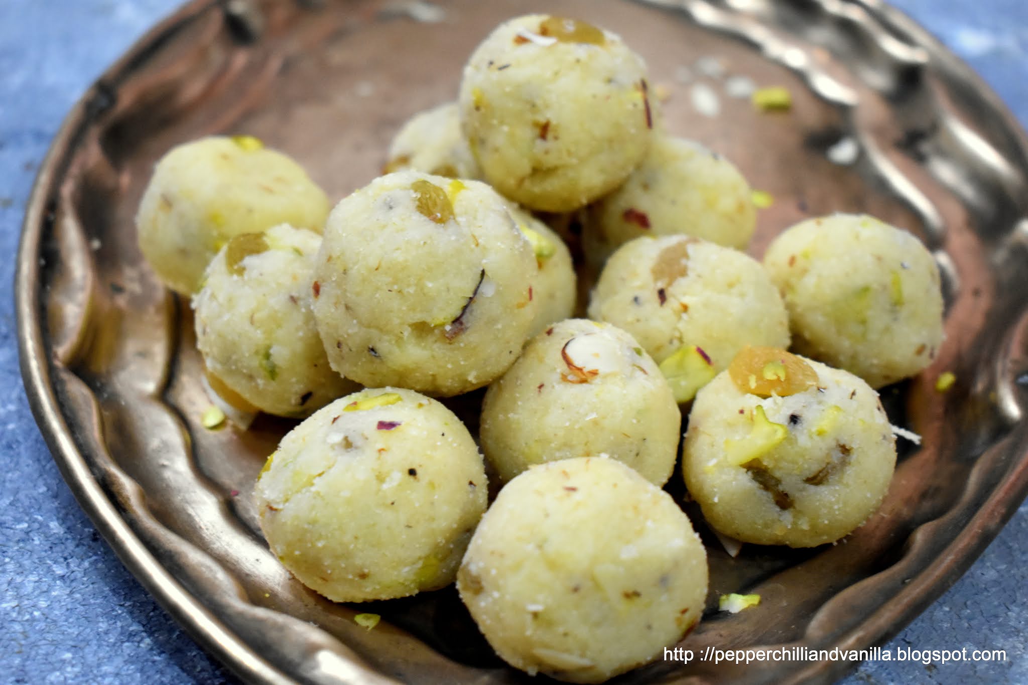 how to make coconut rava ladoo,rava coconut ladu