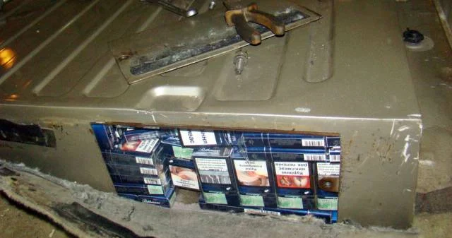 Două mii de pachete de ţigări ascunse într-un autoturism depistate în P.T.F. Siret