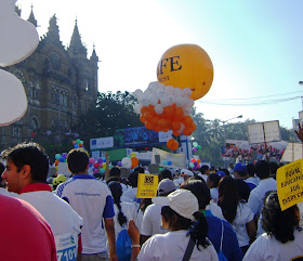 mumbai marathoners with balloons