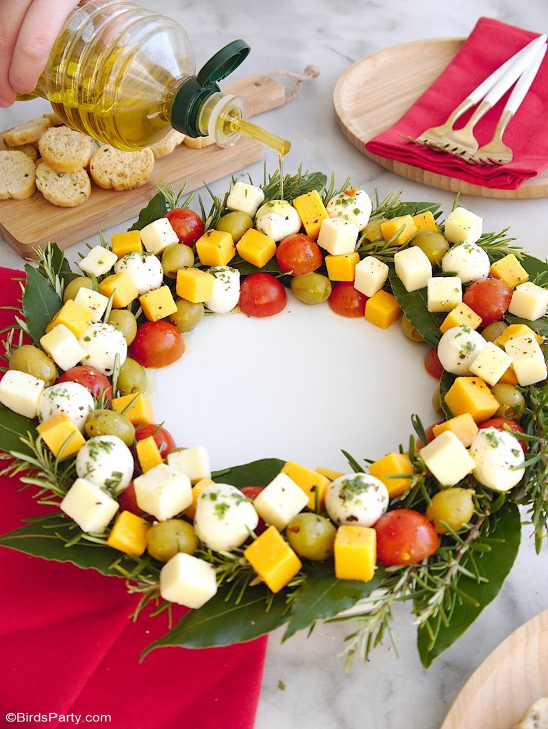 Apéritif Plateau de Fromage Couronne de Noël - une recette sans cuisson, facile et rapide à faire pour épater vos invités lors des fêtes de fin d'année! by BirdsParty.com @birdsparty #apero #recetteapero #recettefindannee #recettenoel #aperonoel #aperitifdinatoire