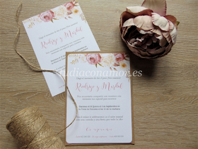 Invitación de boda de estilo rústico románticas con rosas pintadas en acuarela y nombres de estilo lettering