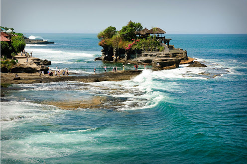 Gambar Objek Wisata Pura Di Atas Batu Karang di Tanah Lot Bali