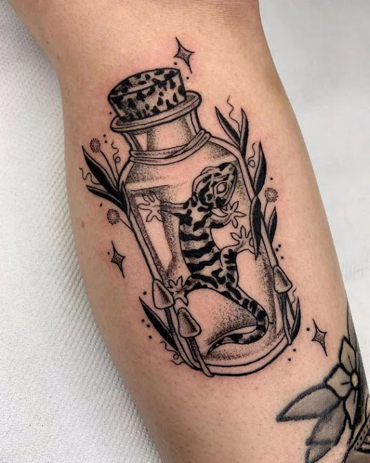 Lizard-in-the-Vase-Blackwork-Tattoo