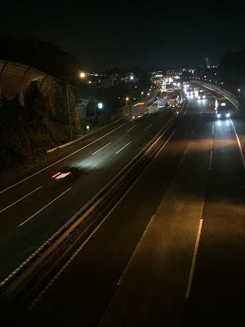 深夜の東名高速道路はトラックが多い