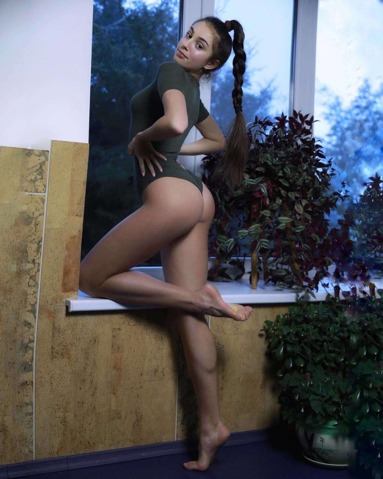 Elizabeth Simonenko – Sexy Bikini Instagram Photoshoot
