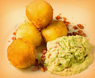 Croquetas de papa con guacamole y lomito ahumado