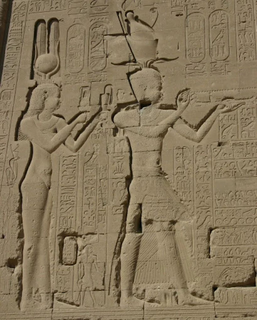 Рельеф Клеопатры VII и Цезариона в храме Дендеры, Египет.
