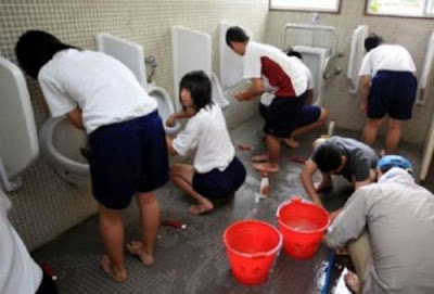 Inovasi Di Sekolah Jepang, Membersihkan Toilet Dengan Tangan Kosong [ www.BlogApaAja.com ]