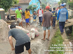 Prihatin Jalan Rusak , Kepala Dusun Way Baru Bawah Bersama Warga Gotongroyong Perbaikan Jalan Rusak Dengan Bantuan Donatur