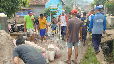 Prihatin Jalan Rusak , Kepala Dusun Way Baru Bawah Bersama Warga Gotongroyong Perbaikan Jalan Rusak Dengan Bantuan Donatur