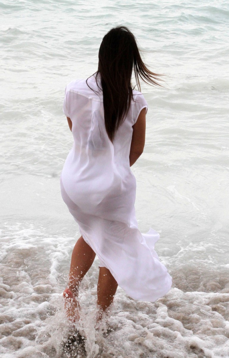 Kim-Kardashian-Wearing-Sexy-White-Swimsuit-While-Filming-On-Miami-Beach-15.jpg