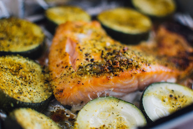 Recette facile de saumon à l'ail et aux herbes