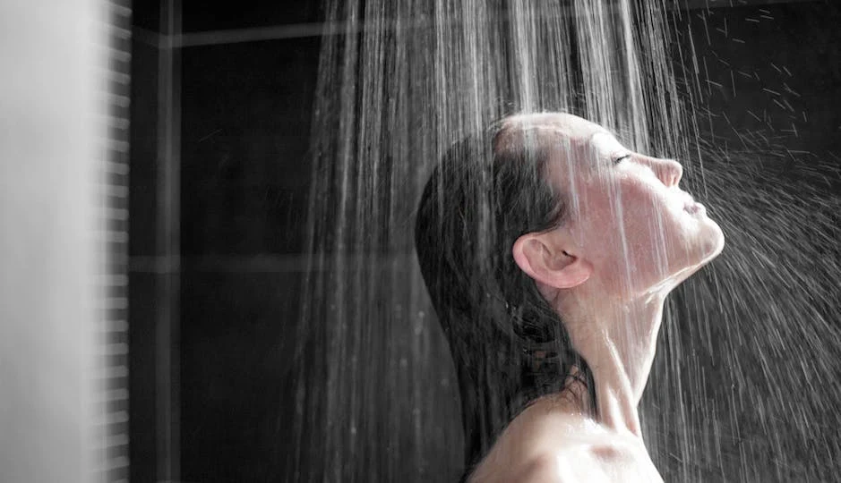 تستخدمي الماء الساخن في غسل الشعر