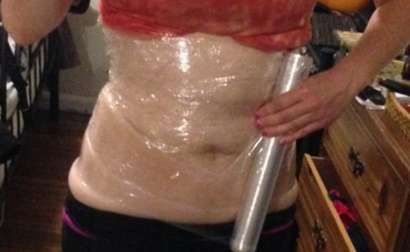 She wraps plastic on her belly. The result when she wakes up was unbelievable! 