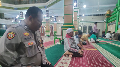 Meningkatkan ketakwaan, Bhabinkamtibmas laksanakan tarawih berkunjung