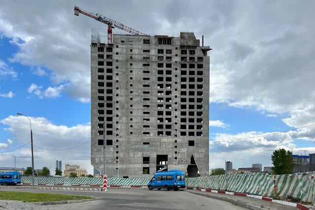 Хорошёвское шоссе, строящийся жилой комплекс «Тройка Рэд»