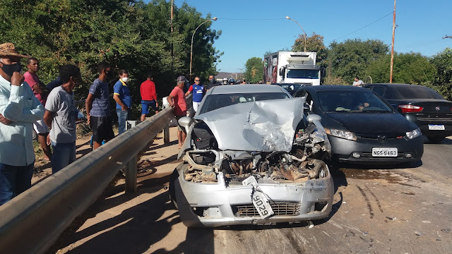 Veículo trava as rodas e bate violentamente em caminhão na ponte do Ribeirão em Barreiras 