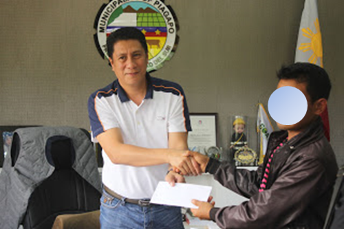 Maute ISIS remnant-surrenderees receive cash assistance from Piagapo LGU