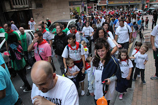 Cientos de personas reciben las fiestas de Rontegi en una marcha a ritmo de batucada