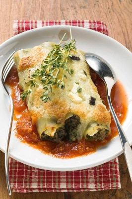 Canelones de espinacas y ricota gratinados con salsa blanca