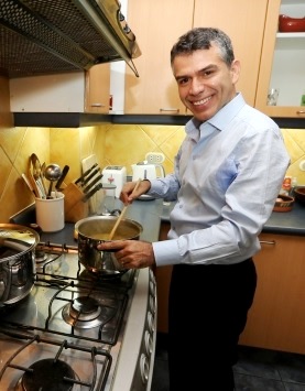 Foto de Julio Guzmán en su cocina