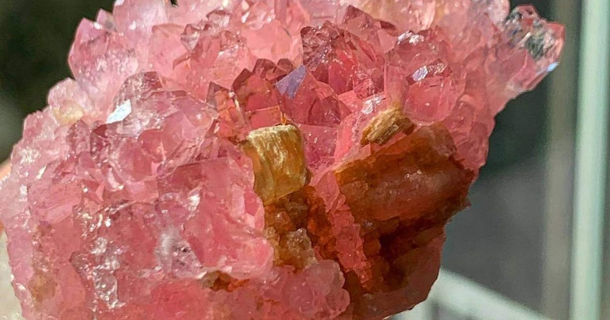 What is Rose Quartz and What Causes the Color? - In